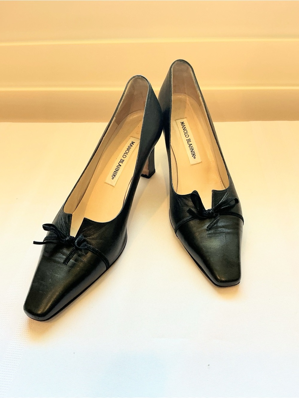 Vintage Manolo Blahnik Leather Bow Kitten Heel Pumps Split V Notch Vamp Size 8